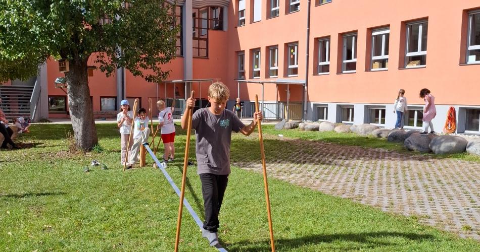 Slackline im Schulgarten